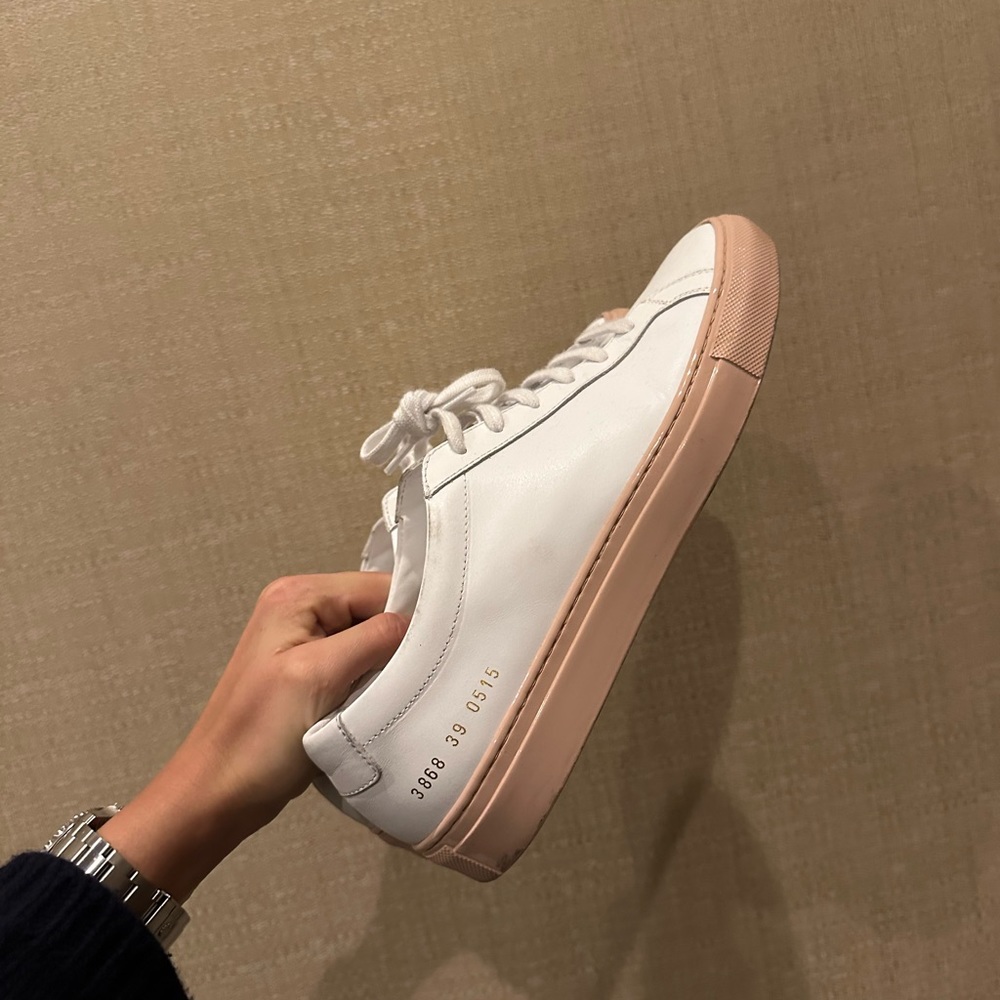 Women by Common Project White leathe sneaker with light pink rubber sole